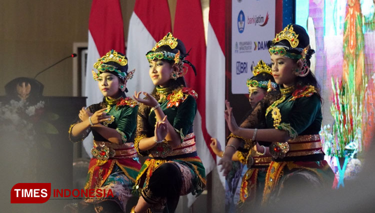 Wali Kota Batu, Dra Hj Dewanti Rumpoko saat meninjau stand Expo Pariwisata dan Ekonomi Kreatif Nusantara 2022. (Foto: Muhammad Dhani Rahman/TIMES Indonesia)