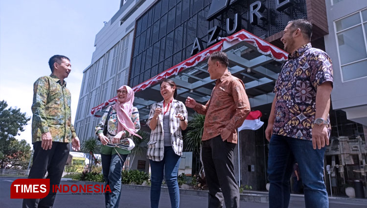 Jajaran Direksi Sinar Mas Land meninjau Klaska Residence, properti high rise di Kawasan CBD Surabaya, Kamis (25/8/2022). (FOTO: Lely Yuana/TIMES Indonesia)
