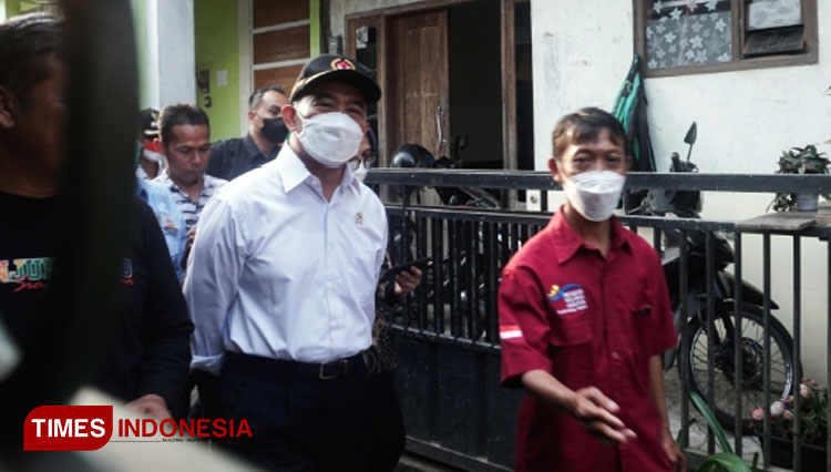 Menko PMK, Muhadjir Effendy saat mengunjungi lokasi kemiskinan ekstrem di Kota Malang. (Foto: Rizky Kurniawan Pratama/TIMES Indonesia)