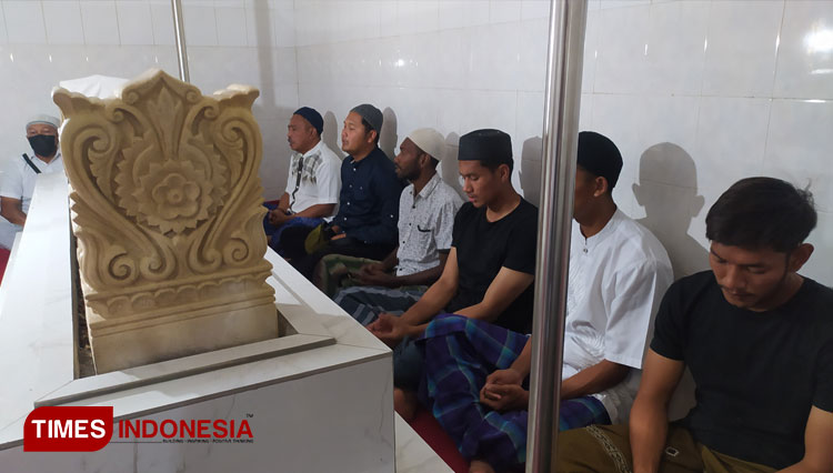 Penggawa Persela Ziarah ke Makam Mbah Lamong dan Doa Bersama Sebelum Mengarungi Liga 2