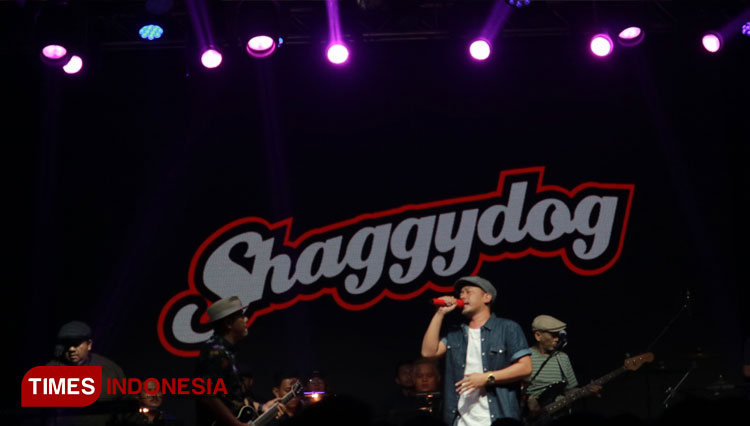 Band Shaggydog tampil meriah di M Bloc Space, Panglima Polim Jakarta Selatan. (FOTO: Moh Ramli/TIMES Indonesia)