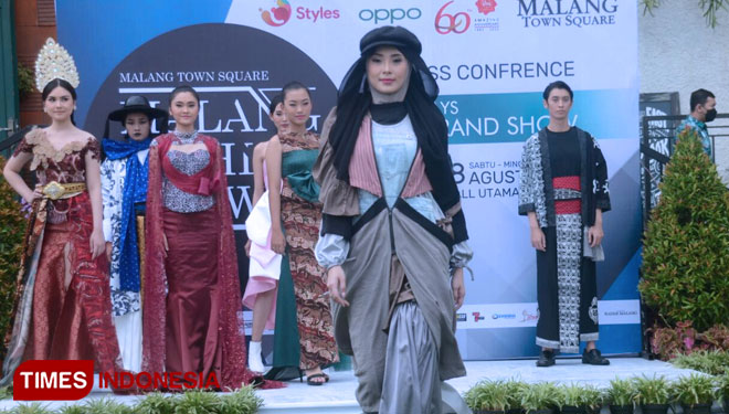 Zizi Rahmania Hadirkan Koleksi “Dünya Kizi” di Malang Fashion Runaway