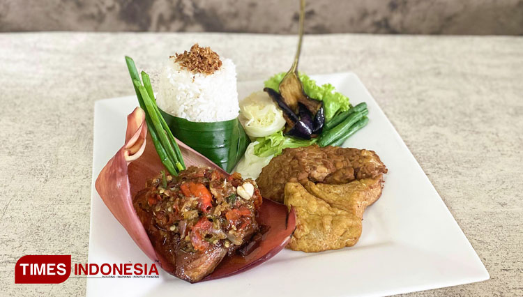 Gurihnya Ayam Goreng dan Pedasnya Sambal Pecak Khas Luminor Hotel Jember