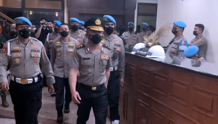 Ferdy Sambo saat akan melakukan sidang kode etik. Ia pun kini sudah dinyatakan dipecat secara tidak hormat dari Polri. (FOTO: Polri)