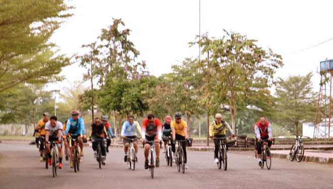 Kapolres Banjar dan anggotanya bersepeda hari ini (foto: dok Humas Polres Banjar)