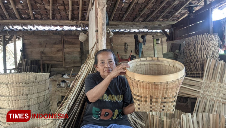 Katminah (60), menunjukkan hasta karya berupa tumbu yang terbuat dari bambu apus. Keberadaannya kini nyaris punah di Pacitan. (FOTO: Yusuf Arifai/TIMES Indonesia) 