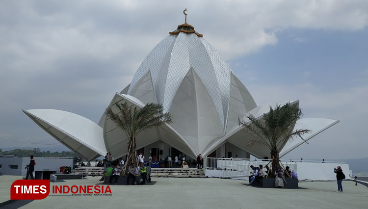 Suasana di Masjid Al-Kamil Jatigede Sumedang Jabar setelah menunaikan Shalat Jum'at Perdana, Jum'at (26/8/2022). (FOTO: Alan Dahlan/TIMES Indonesia) 