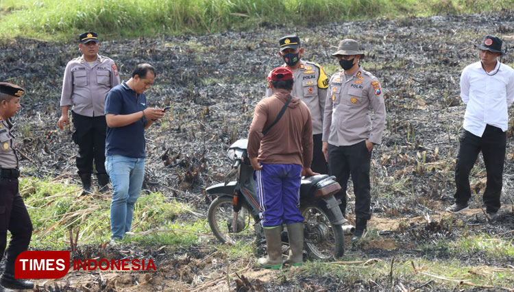 Pembakaran lahan tebu pasca panen di Bondowoso sempat didatangi pihak Polres Bondowoso (FOTO: Moh Bahri/TIMES Indonesia)