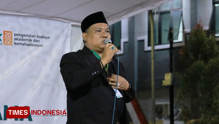 Ketua panitia PBAK UIN KHAS Jember, Saihan saat menyambut mahasiswa baru. (Foto: Humas UIN KHAS Jember for TIMES Indonesia) 