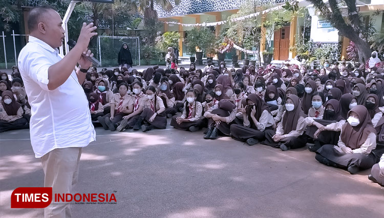 GM TIMES Indonesia Malang Raya, Yuli Trianto saat mengajar tentang ilmu jurnalistik kepada siswa siswi SMP. Negeri 1 Malang. (FOTO: Widodo Irianto/TIMES Indonesia)