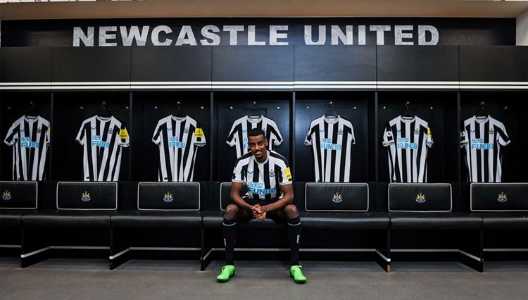 Alexander Isak di ruang ganti NUFC (Foto: Website Newcastle United)