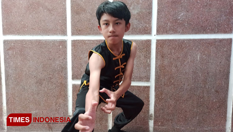 Hidayat Ibnu Hadi unjuk jurus sebelum pertandingan Kejurprov Wushu Jatim 2022 di GOR Pancasila Surabaya, Jumat (26/8/2022).(Foto: Lely Yuana/TIMES Indonesia)