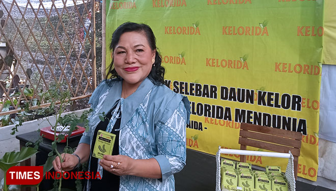 Pengurus KWT Ngudi Rejeki menujukan produk coklat kelor. (Foto : Totok Hidayat/TIMES Indonesia)