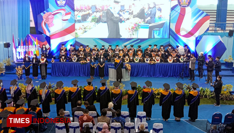 Suasana prosesi wisuda ke-57 yang digelar secara luring di Aula Polinema. (Foto: Naufal Ardiansyah/TIMES Indonesia)