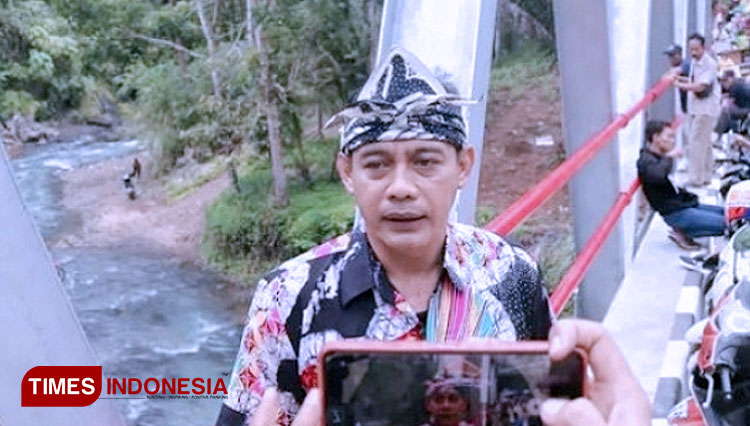Ketua DPRD Pangandaran Asep Noordin setelah melakukan kunjungan ke lokasi wisata pantai Karapyak (FOTO: Syamsul Ma'arif/TIMES Indonesia)
