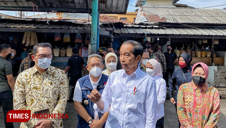 Presiden RI Jokowi Bagikan Bansos Dan Modal Usaha Di Pasar Cicaheum ...