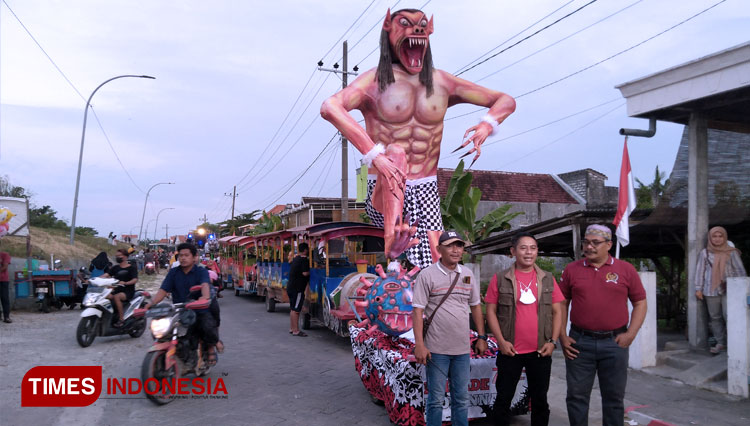 Kreatif, Warga Morobakung Gresik Buat Ogoh-ogoh dari Barang Bekas
