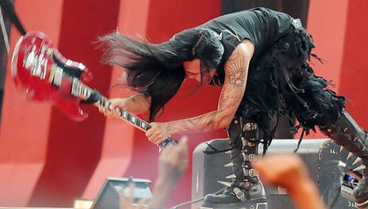 Otong Koil saat membanting gitarnya di atas panggung. (Foto: rocknation/TIMES Indonesia)