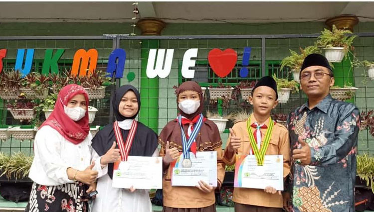 Tiga siswa siswa peraih medali IYSLO 2022 didampingi Kepala Madrasah MI Islamiyah Nur Kholifah bersama Yopi Setiawan. (Foto: Sekolah Sukma Malang)