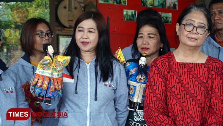 Seorang wanita tengah memainkan wayang Potehi di Musium Potehi Gudo yang akan dipentaskan di Belanda. (FOTO : Rohmadi/TIMES Indonesia)