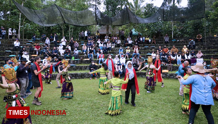 pertunjukan-wisuda-penari.jpg