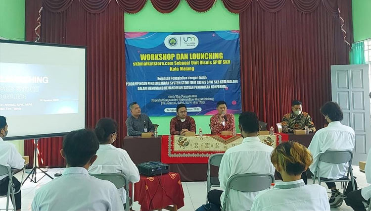 Kepala Dinas Pendidikan Kota Malang memberikan sambutan dan melaunching skbmalkotstore.com