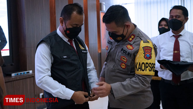Kapolres Gresik AKBP Mochamad Nur Azis saat memberikan jaket secara simbolis kepada Kanit PPA Satreskrim Polres Gresik (Foto: Akmal/TIMES Indonesia).