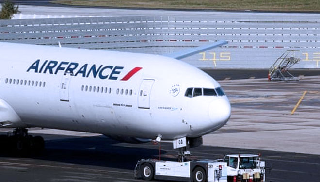 Air France menangguhkan dua pilotnya karena berkelahi di kokpit pada penerbangan Jenewa-Paris pada Juni 2022 . (FOTO: The Guardian/Reuters)