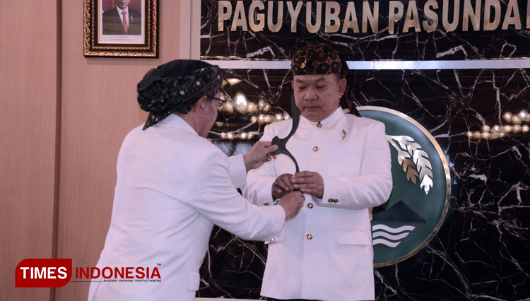 KASAD Jenderal Dudung Abdurachman mendapat gelar kehormatan Pinisepuh dariPaguyuban Pasundan, di Kompleks Paguyuban Pasundan, Kota Bandung, Senin (29/8/2022). (FOTO: Iwa/TMES Indonesia)