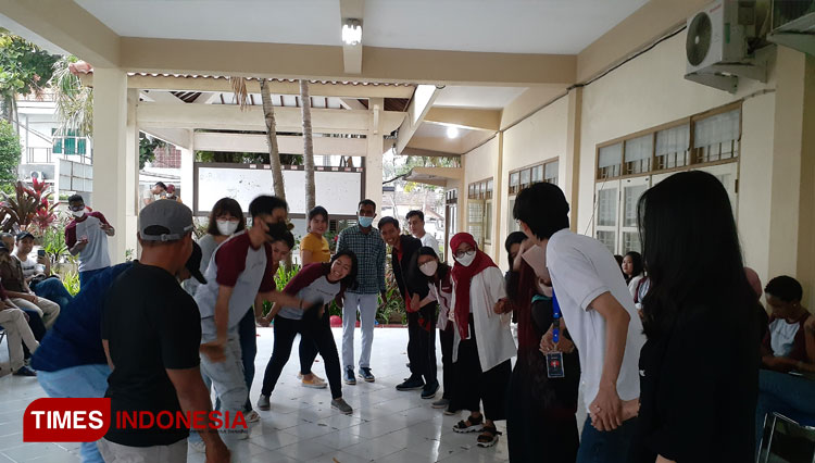 Mahasiswa Internasional UM Menikmati Keseruan Lomba Agustusan