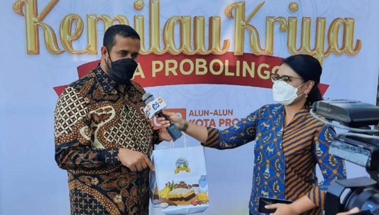 Nurul Akbar selaku Senior Brand Manager Lapis Kukus Pahlawan memberikan bingkisan saat acara Kemilau Kriya di Kota Probolinggo, Senin (29/8/2022). (FOTO: Dok. LKP)