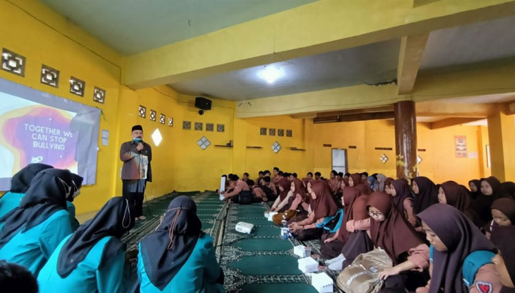 Mahasiswa KSM-T Unisma Malang menggelar kegiatan sosialisasi stop bullying di SMP Islam 2 Pujon. (FOTO: AJP TIMES Indonesia)