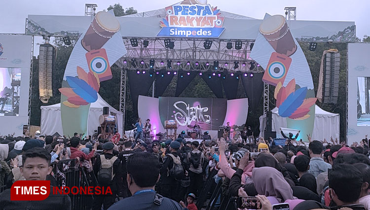 Aksi panggung Slank di Lapangan Dadaha, Kita Tasikmalaya, Minggu (28/8/22) (FOTO: Harniwan Obech/TIMES Indonesia)
