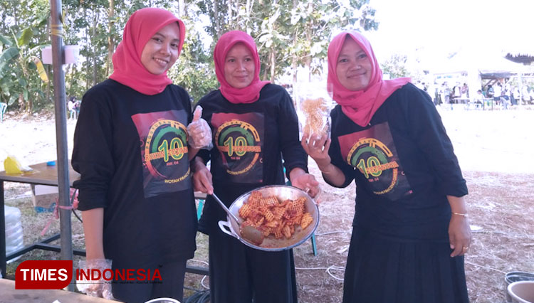 Warga saat memasak talas (Foto: Akmal/TIMES Indonesia)