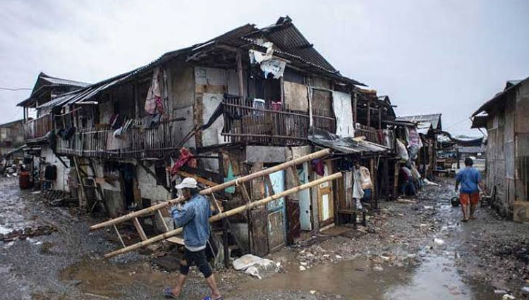 Ilustrasi - perkampungan warga miskin. Pemerintah menyiapkan bantalan sosial tambahan sebesar Rp24,17 triliun. (FOTO: Antara)