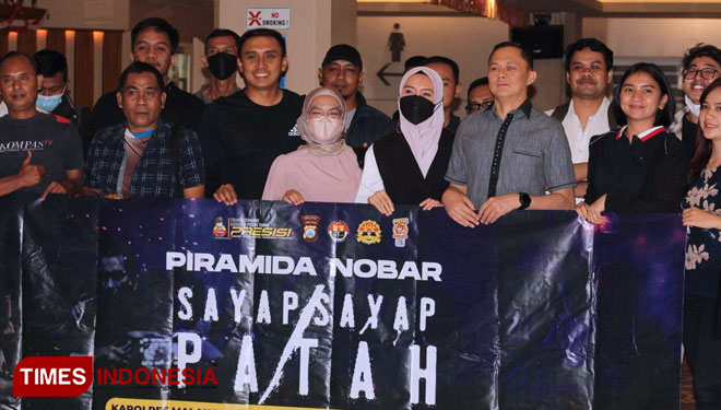 Kapolres Malang AKBP Ferli Hidayat bersama rekan-rekan media berfoto bersama usai menonton Film Sayap-Sayap Patah. (Foto: Binar Gumilang/TIMES Indonesia)