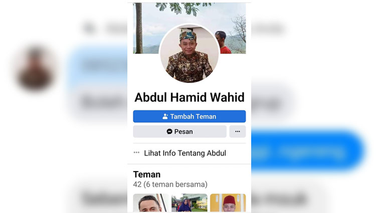 Akun facebook palsu yang menggunakan foto profil KH Hamid Wahid, Nurul Jadid, Paiton , Kabupaten Probolinggo. (FOTO: facebook)