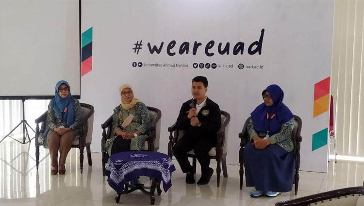 Mahasiswa FH UAD, Danang Rizky Fadillah didampingi Dekan, Wakil Dekan FH UAD, Dosen pembimbing ketika konferensi pers di Kampus 4 UAD. (FOTO: AJP for TIMES Indonesia)