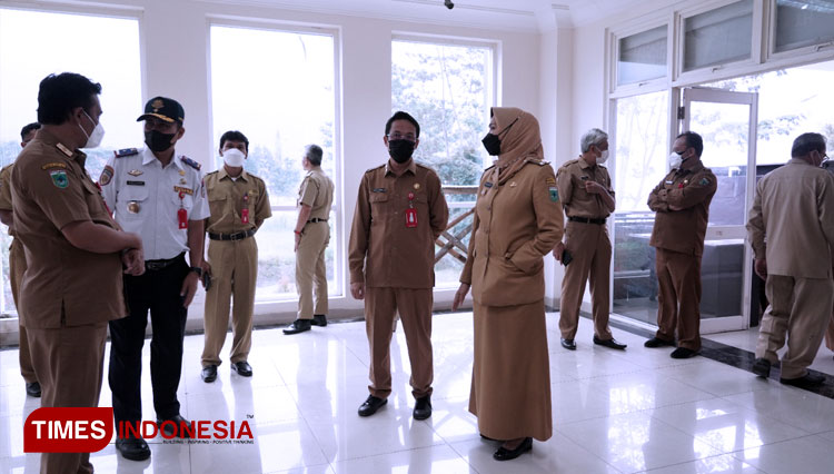 Wali Kota Batu saat meninjau pembangunan Mal Pelayanan Publik Kota Batu yang berada di Balai Kota Among Tani. (FOTO: Muhammad Dhani Rahman/TIMES Indonesia)