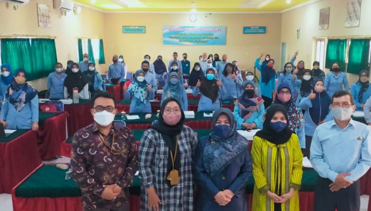 Tim PKM UMBY ketika memberikan pendampingan kepada guru di SMA N 1 Pengasih, Kulonprogo. (FOTO: AJP TIMES Indonesia)