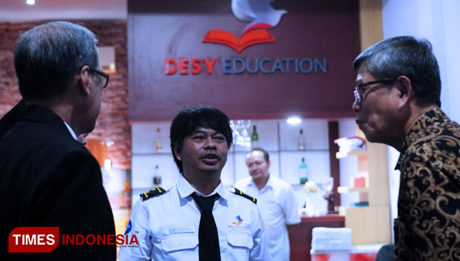 Kemendikbudristek saat berkunjung ke LKP Desy Education, di Jalan Jaksa Agung Suprapto No. 37-41, Kelurahan Penganjuran, Banyuwangi. (Foto: Syamsul Arifin/TIMES Indonesia)