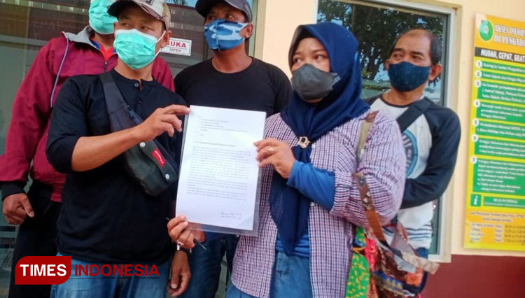 ABK menunjukkan surat permohonan penundaan sita eksekusi yang dikirim ke PN Probolinggo. (FOTO: Sri Hartini/TIMES Indonesia)