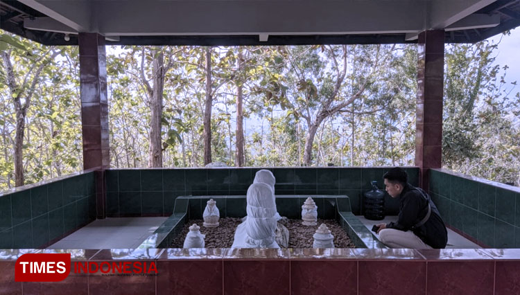 Tampak-peziarah-berdoa.jpg
