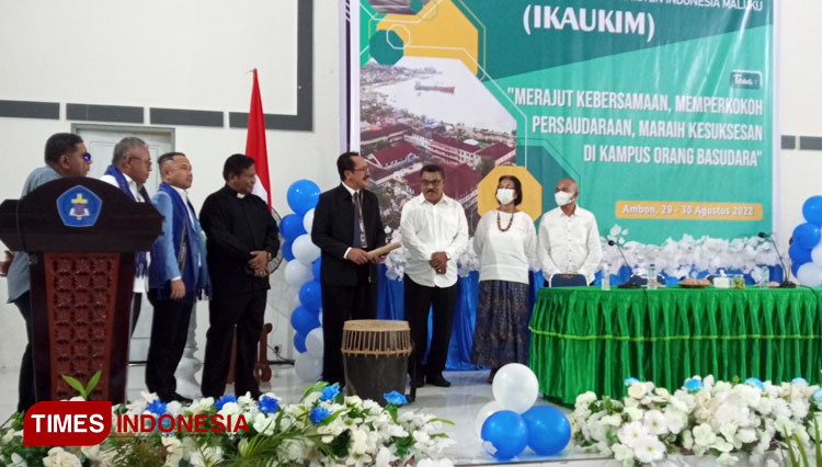 Rektor UKIM, DR Henky Herzon Hetharia, S.TH saat menghadiri Musyawarah Besar Ikatan Alumni Universitas Kristen Indonesia Maluku (IKAUKIM) tahun 2022. (Foto: Ade/TIMES Indonesia)