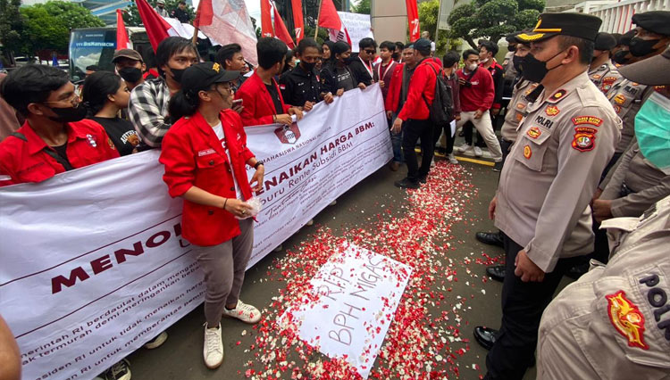 Gerakan Mahasiswa Nasional Indonesia (GMNI) menggelar aksi demo di kantor BPH Migas, Jakarta, Kamis (1/9/2022). (Foto: GMNI)