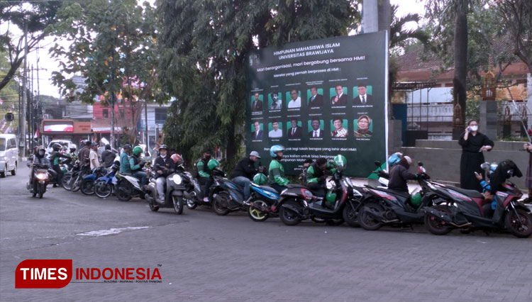 Perkumpulan Para Driver Ojek Online (Ojol) di Depan Gerbang Veteran Universitas Brawijaya (FOTO: Rahayu Pertiwi Fajar Ningrum/TIMES Indonesia)