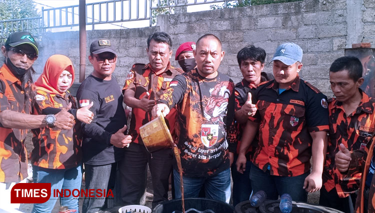 Pemuda Pancasila Banyuwangi, saat mengikuti pelatihan pembuatan BBM dari bahan sampah plastik. (FOTO: Syamsul Arifin/TIMES Indonesia)