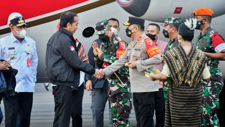 Kepala Kepolisian Daerah Maluku, Irjen Pol Drs. Lotharia Latif, S.H., M.Hum, ikut menyambut kedatangan Presiden RI, Ir. Joko Widodo dan Ibu Negara, Iriana Joko Widodo, beserta rombongan KKT, Kamis (1/9/2022). (Foto: Bidang Humas Polda Maluku)