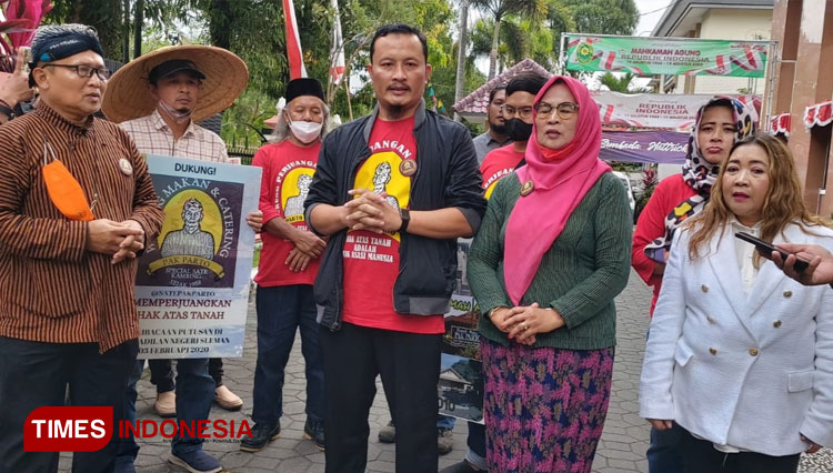Kuasa Hukum Penggugat, Safiudin SH CN dan Halimah Ginting SH saat memberikan keterangan pers. (FOTO: Fajar Rianto/TIMES Indonesia)