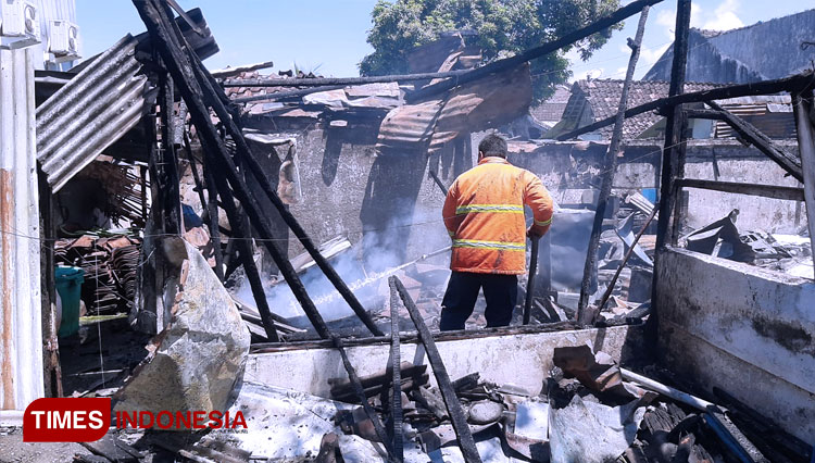 Warung makan sekaligus tempat tinggal Ponidi dan Slamet ludes dilalap si jago merah. (Foto: Fazar Dimas/TIMES Indonesia)